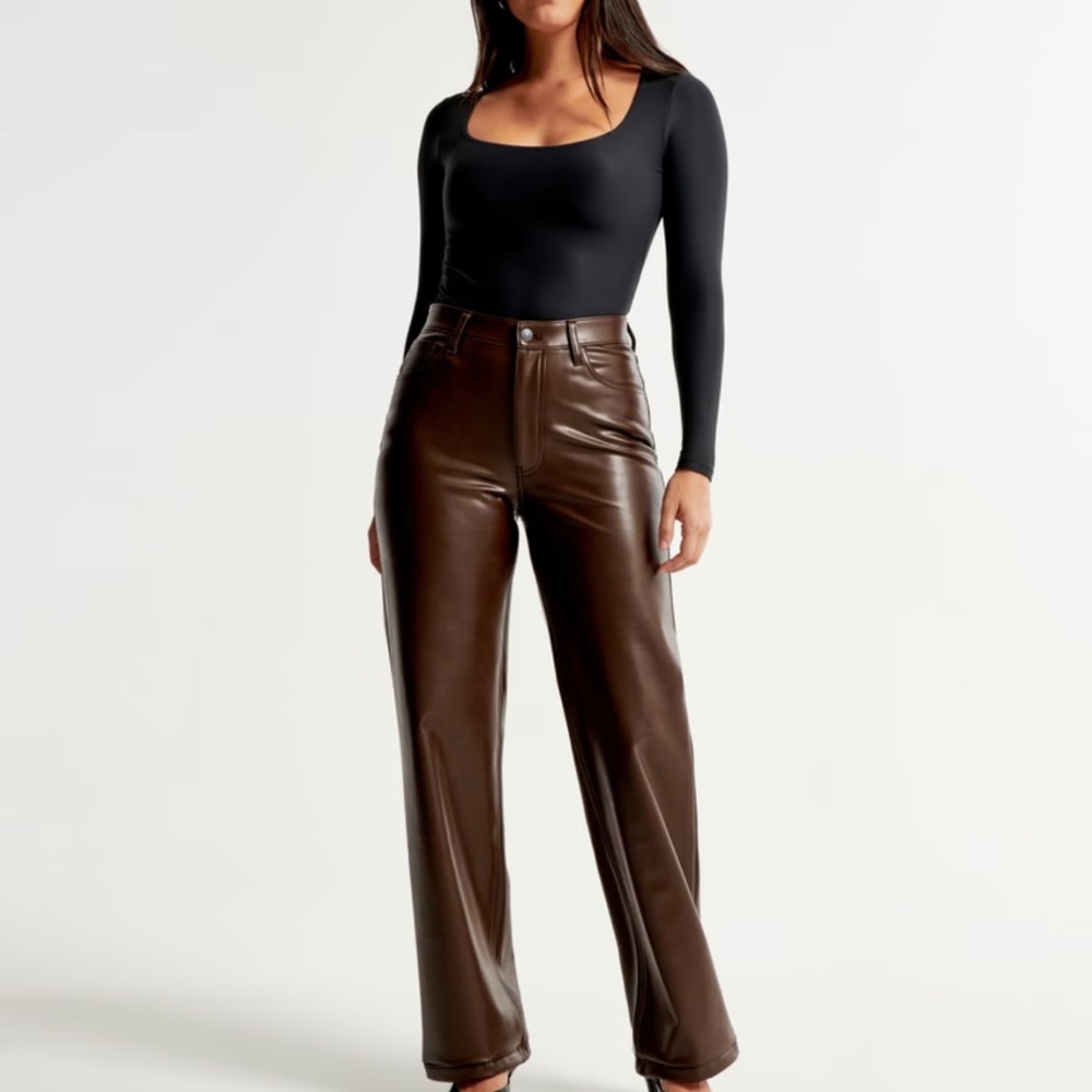 Abercrombie & Fitch Curve Love Vegan Leather 90s Relaxed Pant in Brown
